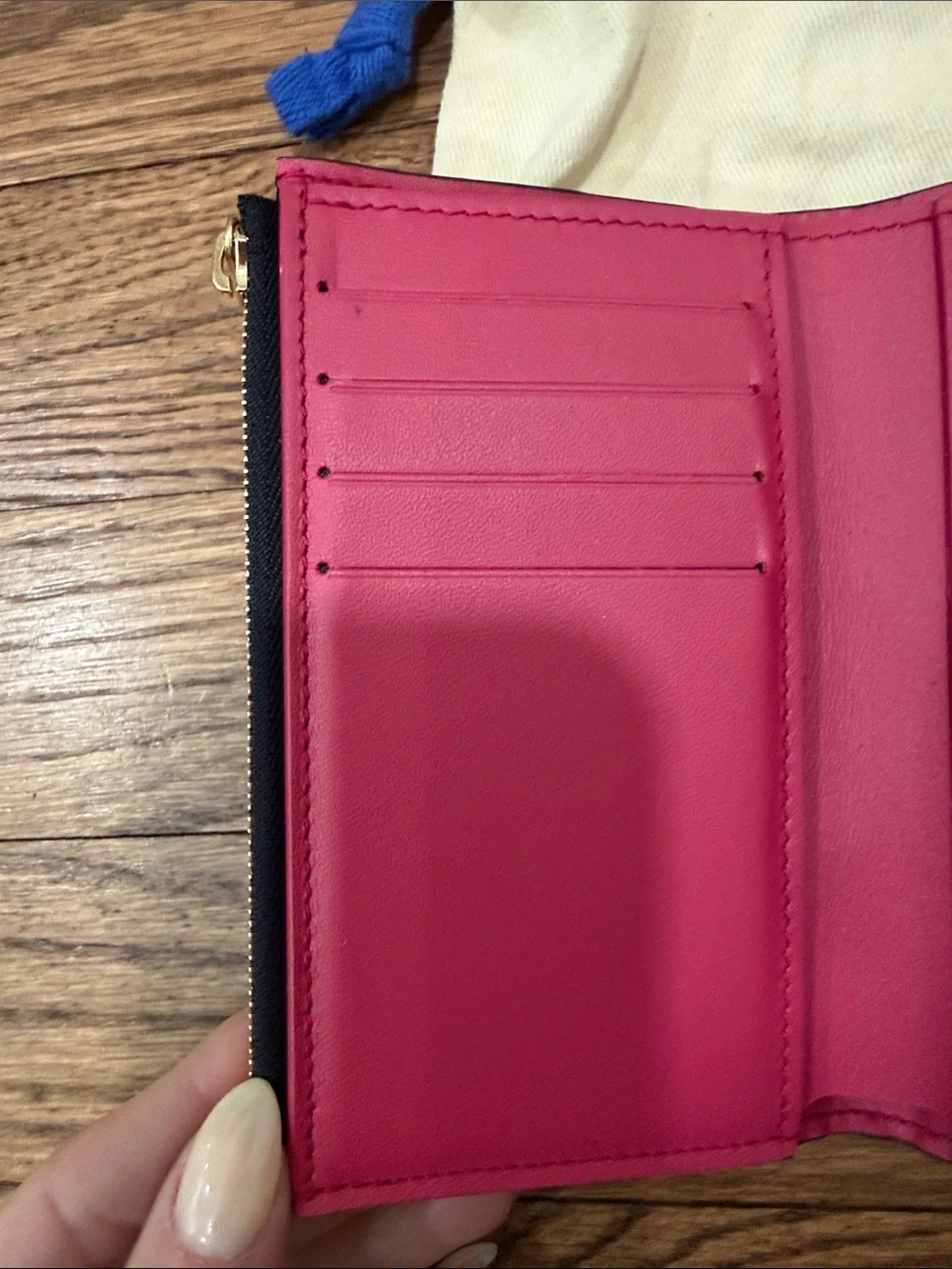 Louis Vuitton Capucines Compact Wallet Black - Picture 4 of 11